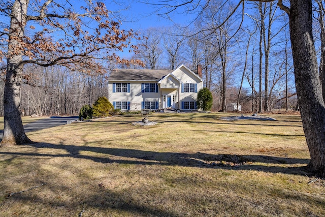 view of front facade featuring a front yard