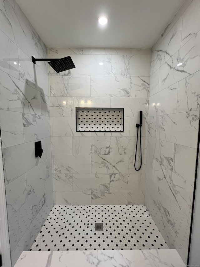 bathroom featuring tiled shower