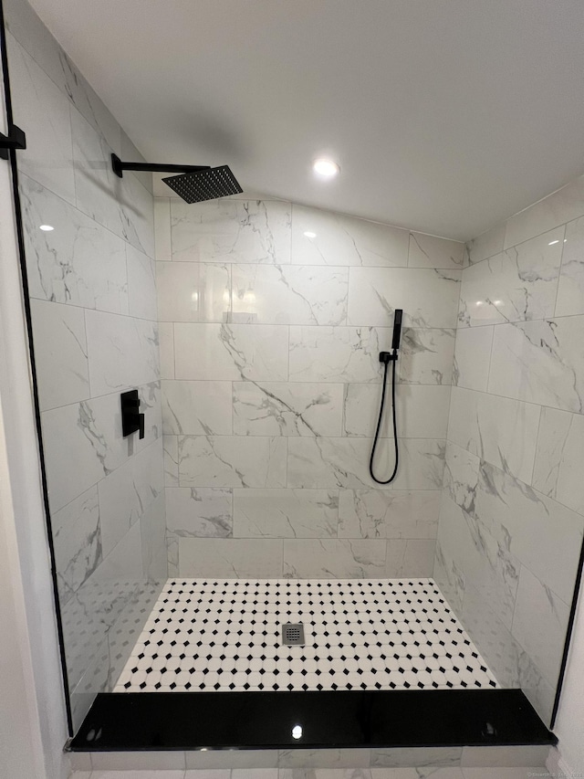 bathroom featuring tiled shower