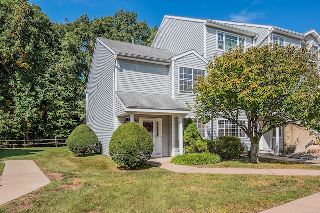 view of front of property featuring a front yard