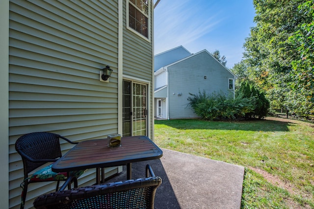 view of yard featuring a patio