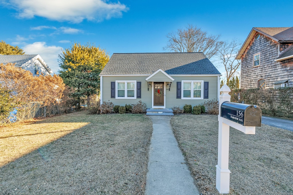 view of front of property featuring a front yard