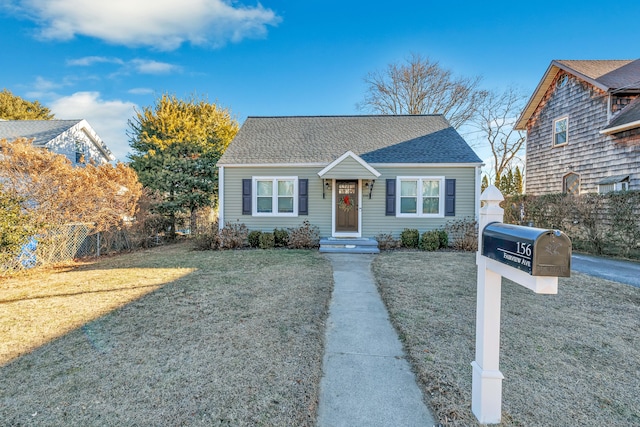 view of front of property featuring a front yard