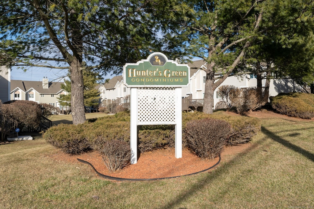 community / neighborhood sign featuring a yard