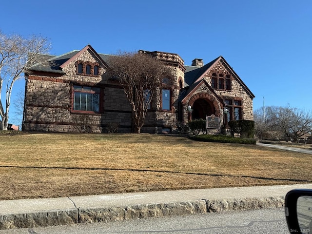 view of front of home with a front lawn