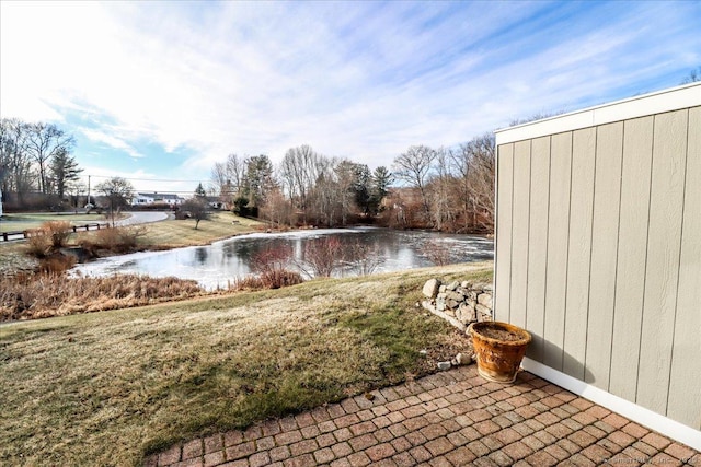 view of yard featuring a water view