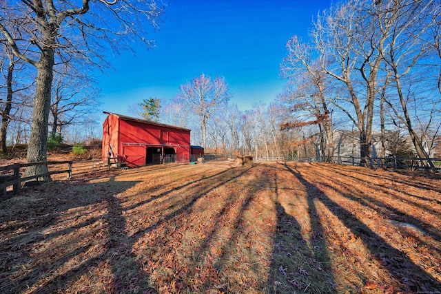 view of yard featuring an outbuilding