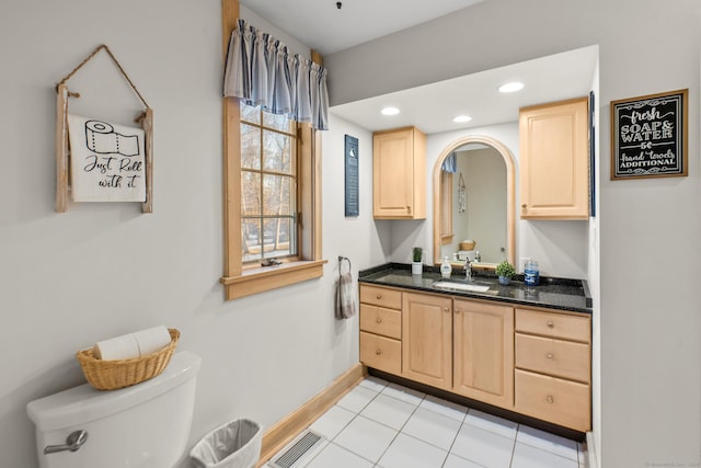 bathroom with recessed lighting, visible vents, toilet, vanity, and baseboards