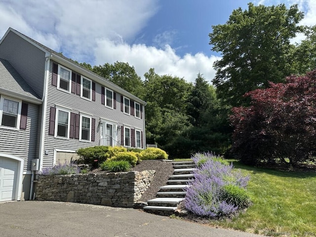 view of front facade featuring a garage and a front yard