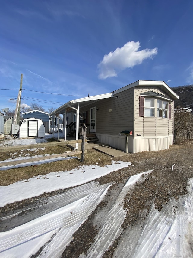 manufactured / mobile home featuring a shed