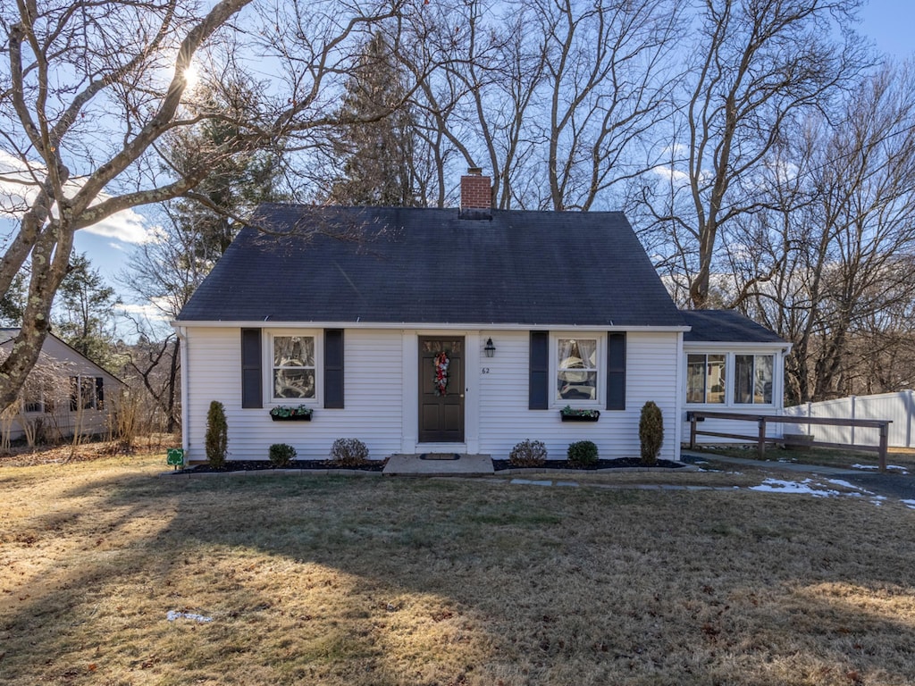 view of front facade with a front yard