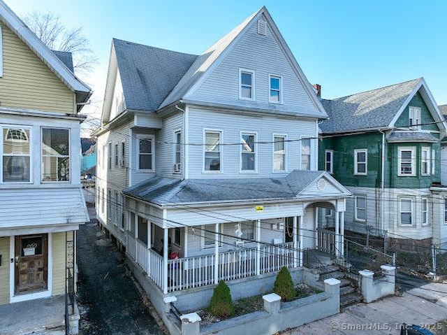 view of front of property featuring a porch