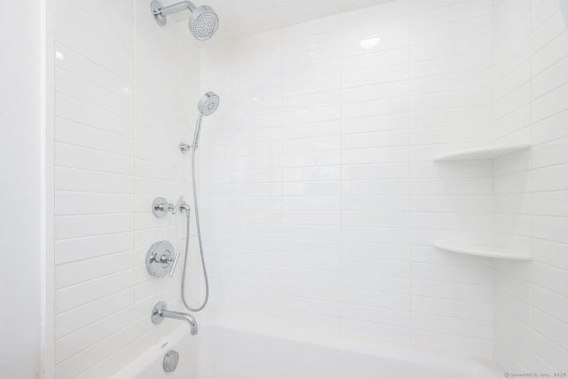 bathroom with tiled shower / bath