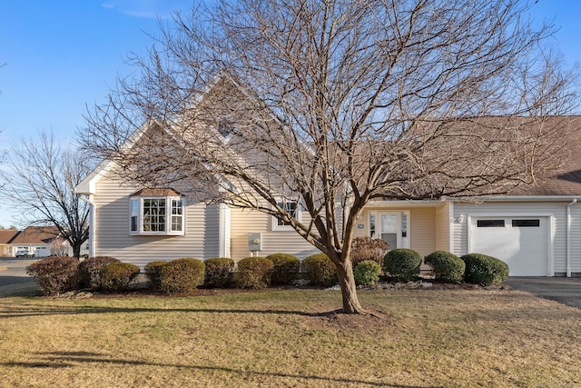 view of front facade featuring a garage and a front yard