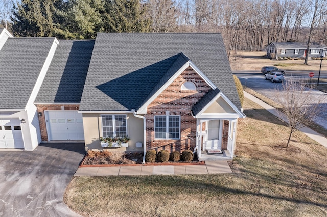 view of front of property featuring a front lawn