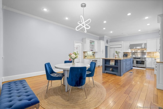 dining room featuring a notable chandelier, crown molding, and light hardwood / wood-style flooring