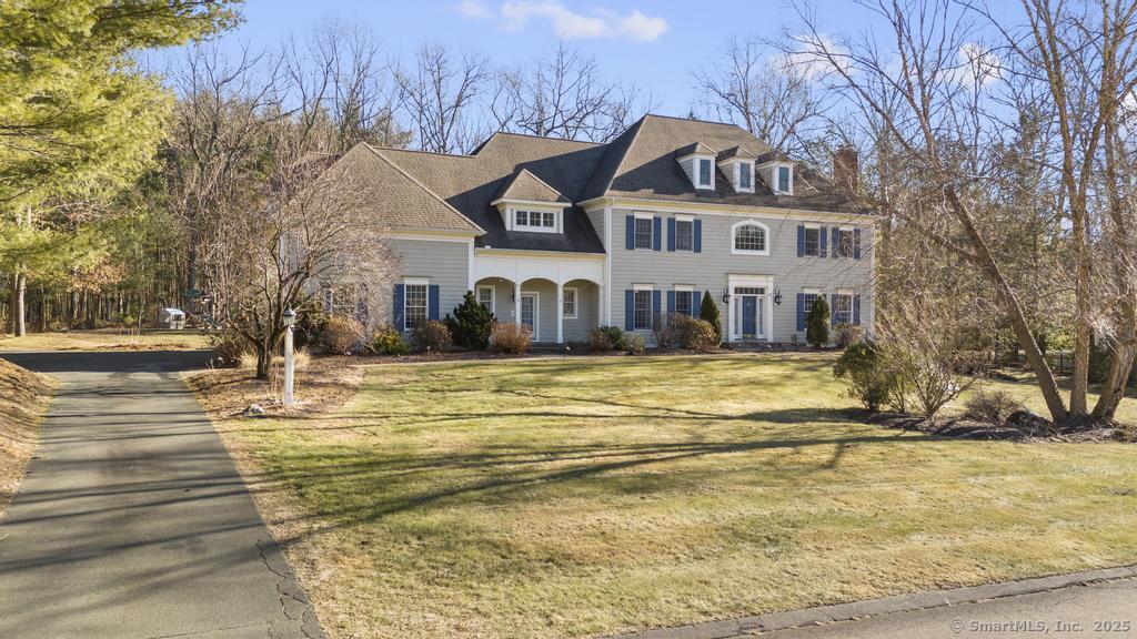 view of front facade featuring a front yard