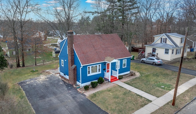 view of front of home featuring a front yard