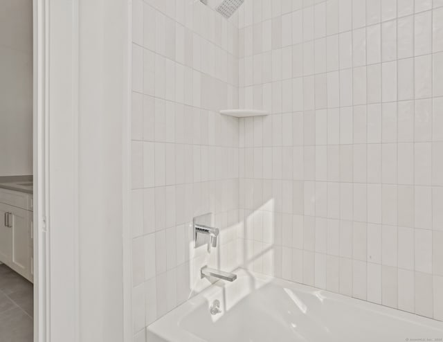 bathroom featuring tiled shower / bath combo