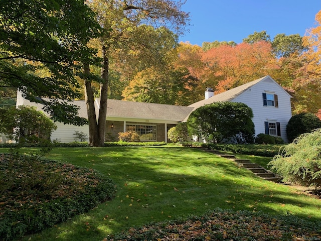 view of front facade with a front yard