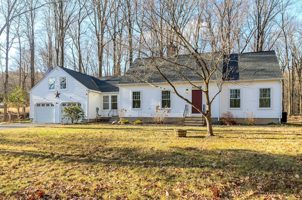 view of front of home featuring a front yard