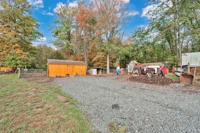 view of yard featuring a storage shed