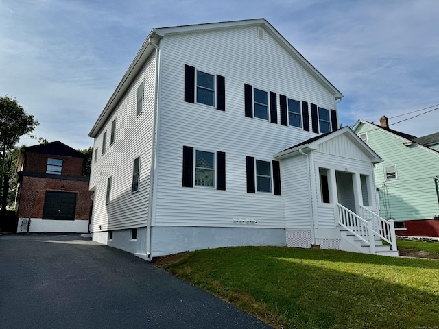 view of front of property featuring a front yard