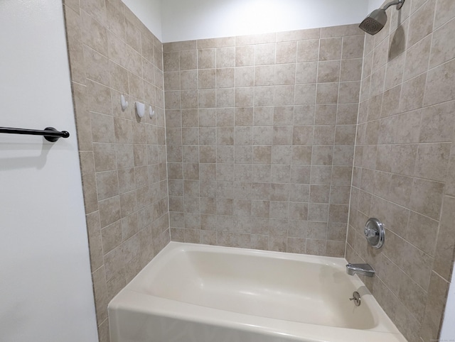 bathroom with tiled shower / bath