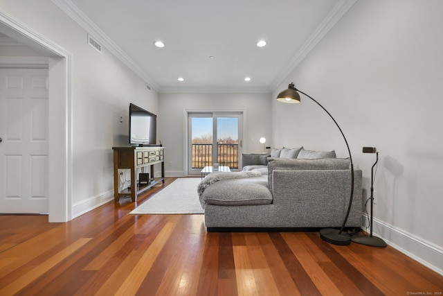 living room featuring recessed lighting, wood finished floors, visible vents, baseboards, and ornamental molding