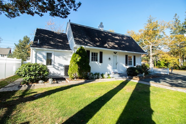 view of front facade with a front yard