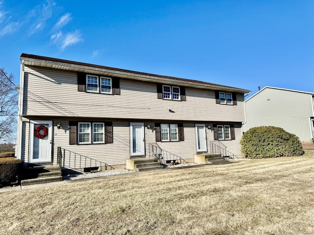 view of front of property featuring a front yard