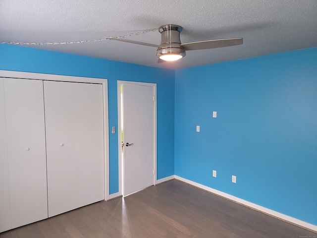 unfurnished bedroom featuring ceiling fan, wood-type flooring, a textured ceiling, and a closet