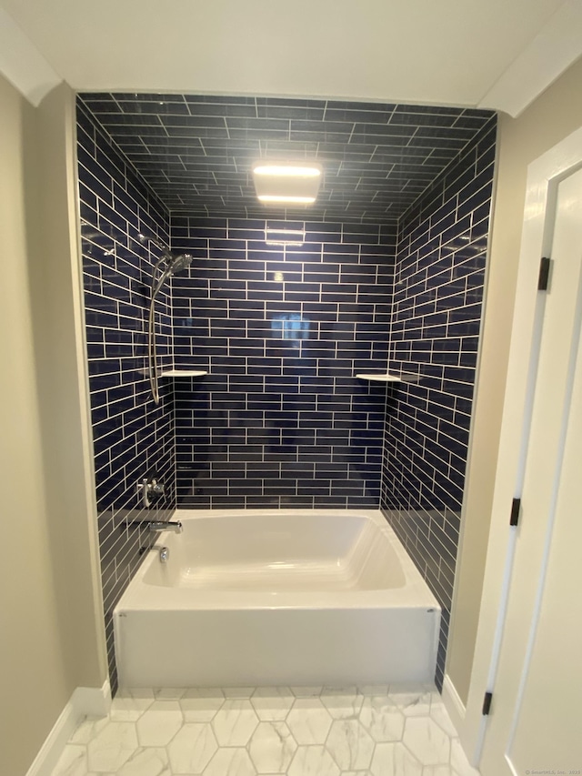 bathroom with tiled shower / bath