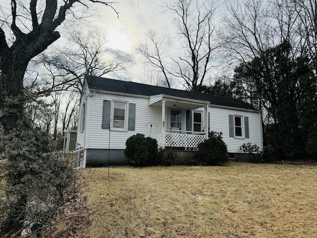 view of front facade with a front yard and a porch