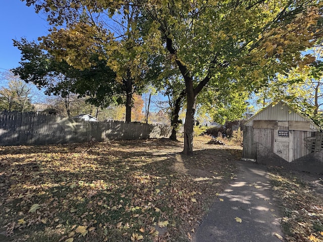 view of yard with a storage unit