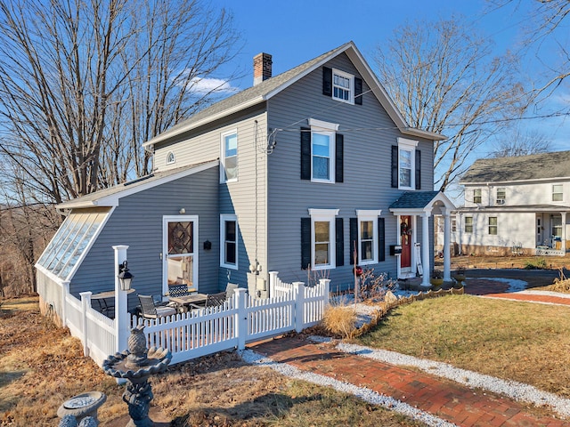 view of front of house featuring a front yard