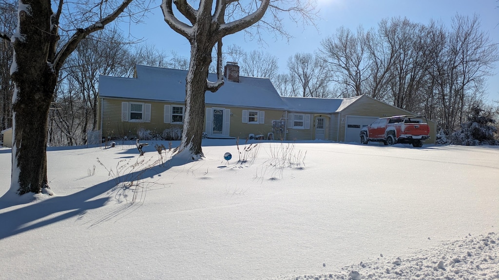 view of front facade featuring a garage