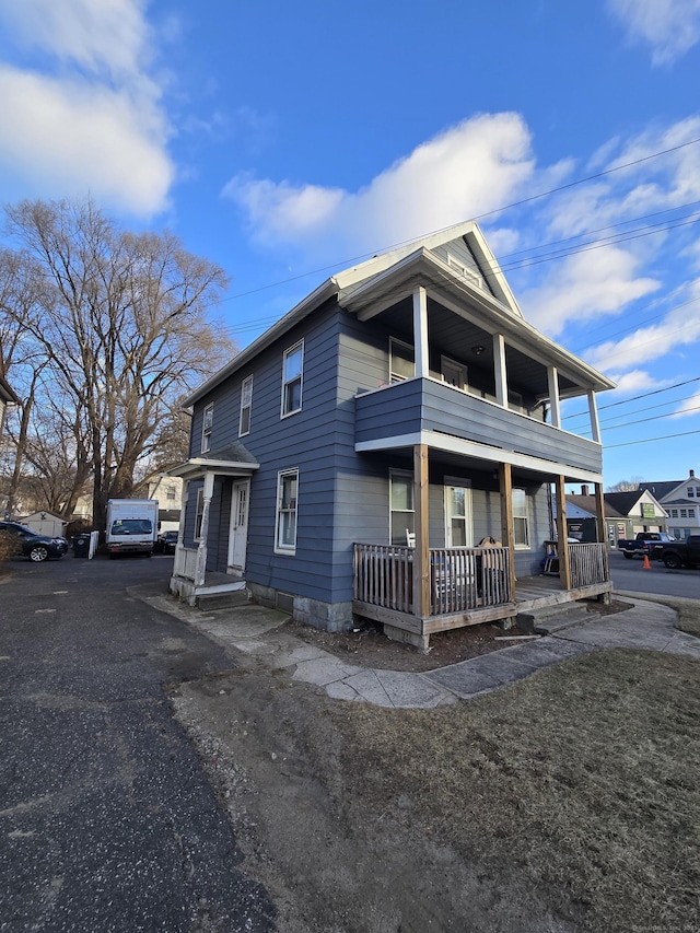 view of front of property featuring a balcony