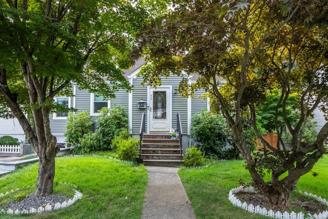 view of front facade featuring a front lawn