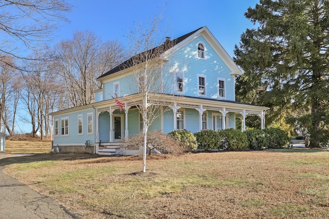 view of front of property featuring a front lawn and a porch