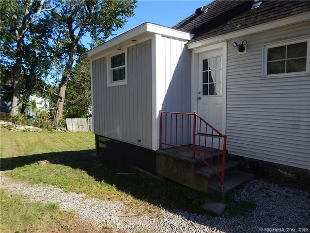 view of side of property featuring a lawn