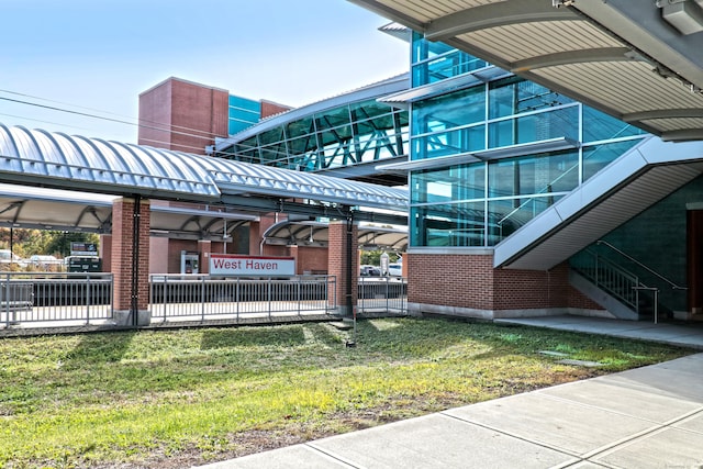 view of property's community featuring a lawn