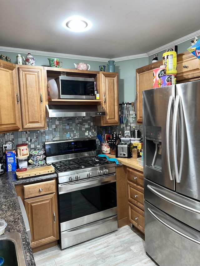 kitchen with stainless steel appliances, ornamental molding, light hardwood / wood-style flooring, backsplash, and range hood