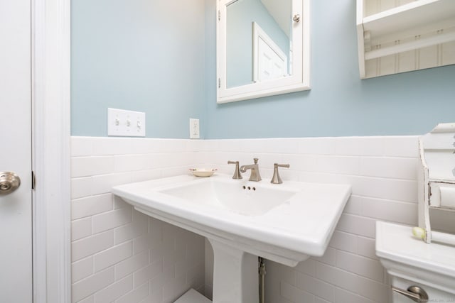 bathroom featuring tile walls