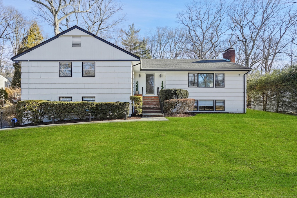 tri-level home featuring a front lawn