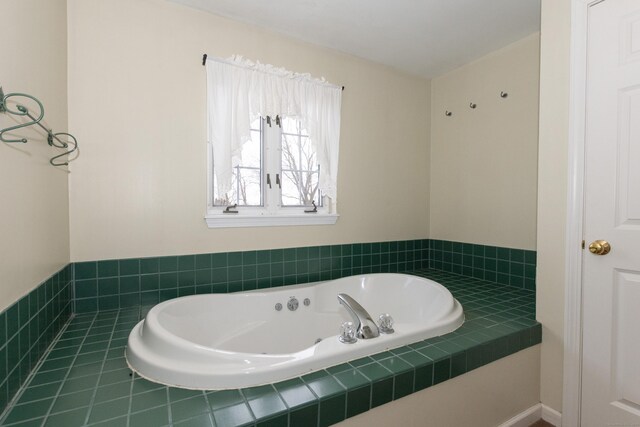 bathroom featuring tiled tub