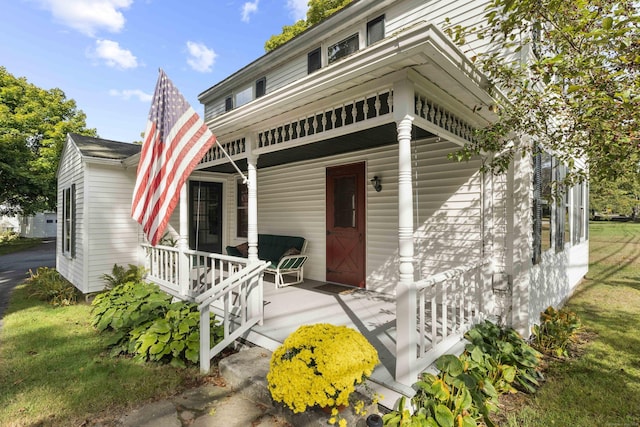 view of front facade featuring a porch and a front lawn