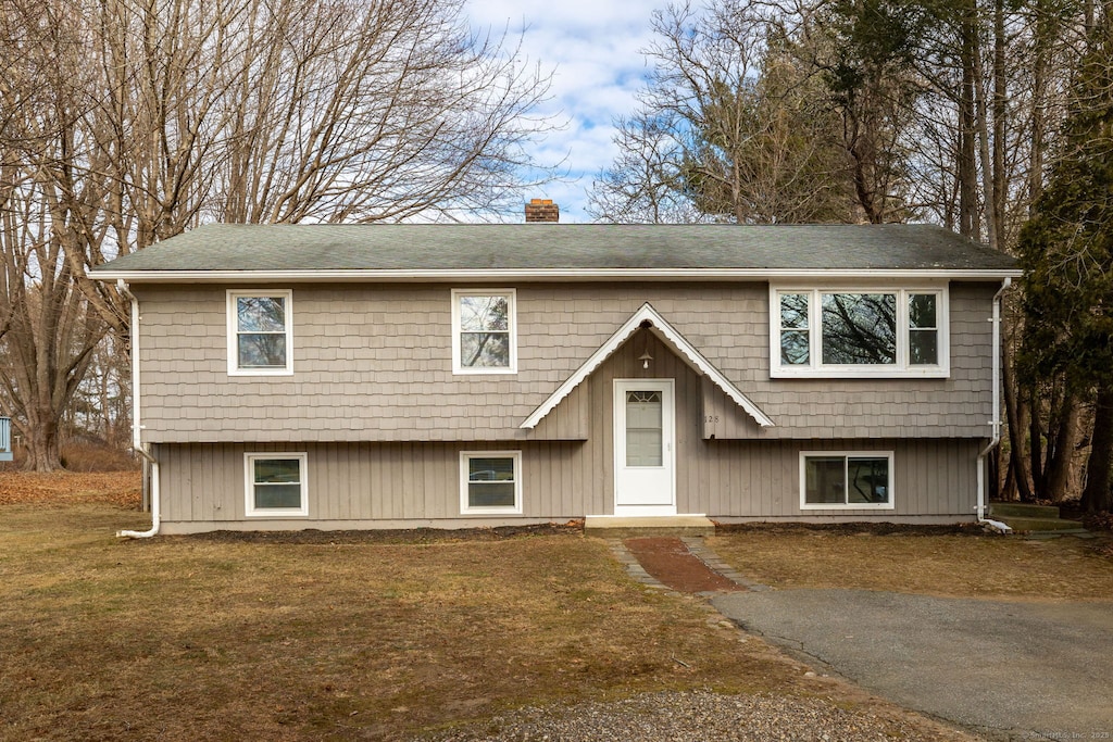 bi-level home featuring a front lawn