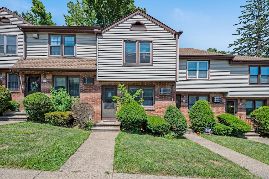 view of front of home with a front lawn