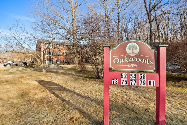 community / neighborhood sign featuring a lawn